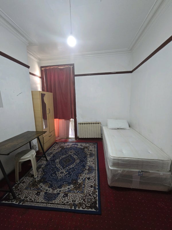 Room Leigh Road in Greater London