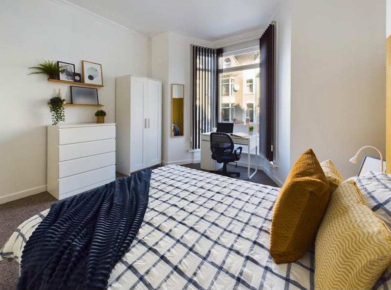 Room Gwydr Crescent in Swansea
