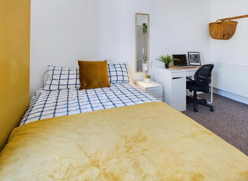 Room Gwydr Crescent in Swansea