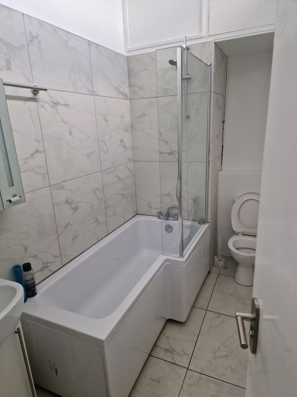 Room Swinford Gardens in Greater London