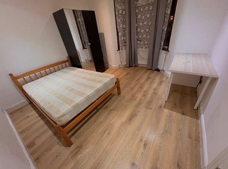 Room Manor Road in Greater London