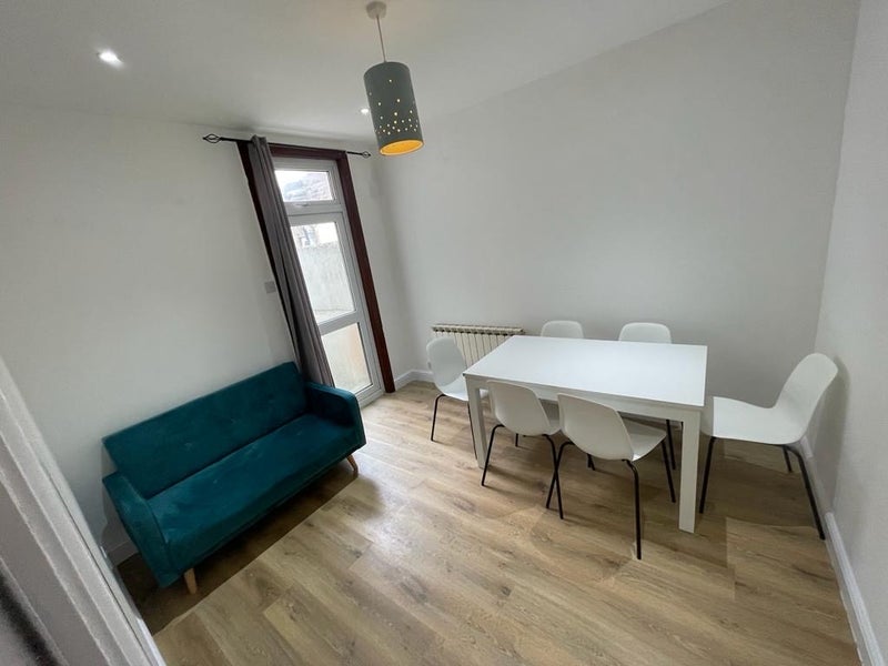 Room Manor Road in Greater London