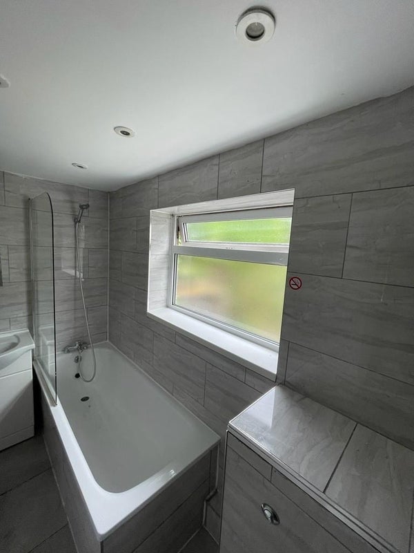 Room Manor Road in Greater London
