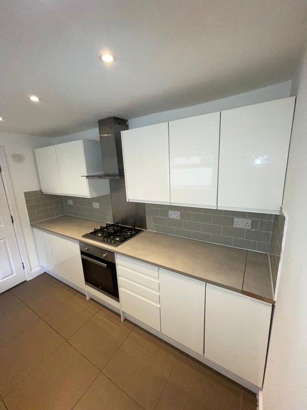 Room Manor Road in Greater London