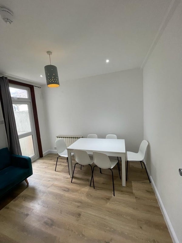 Room Manor Road in Greater London
