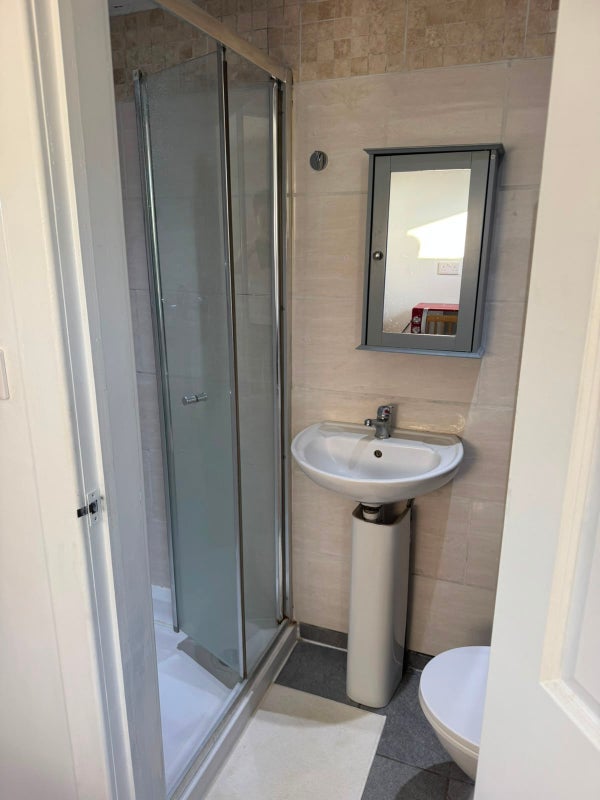 Room Avondale Road in Greater London