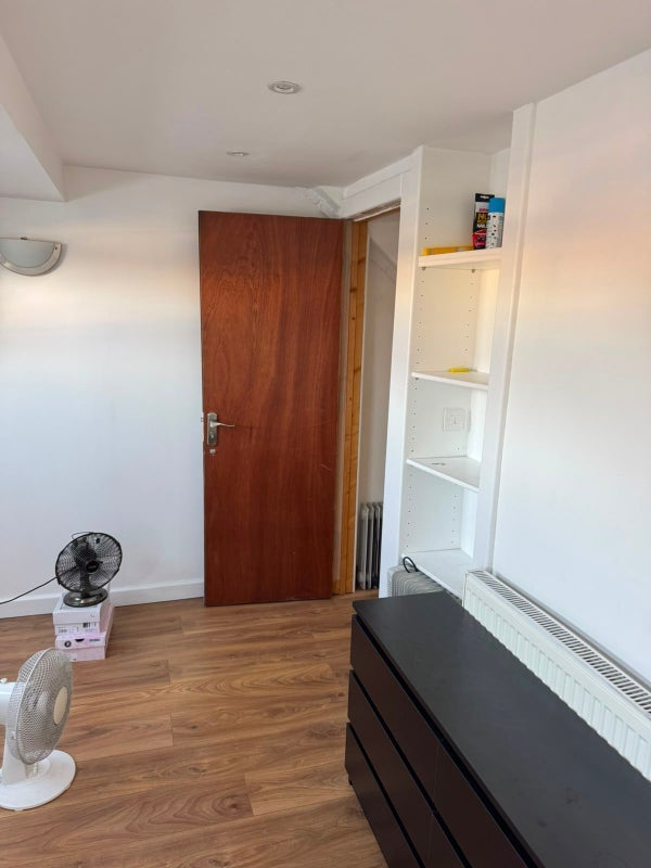 Room Avondale Road in Greater London