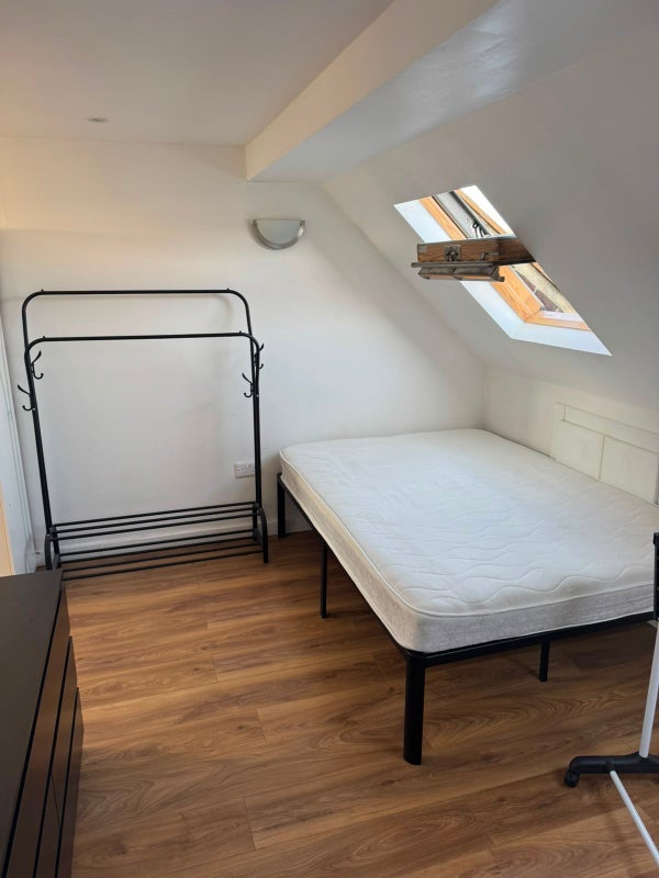 Room Avondale Road in Greater London
