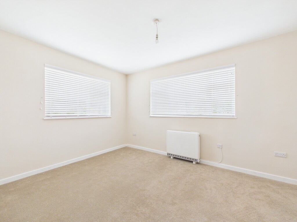 Flat Mayes Lane in Horsham