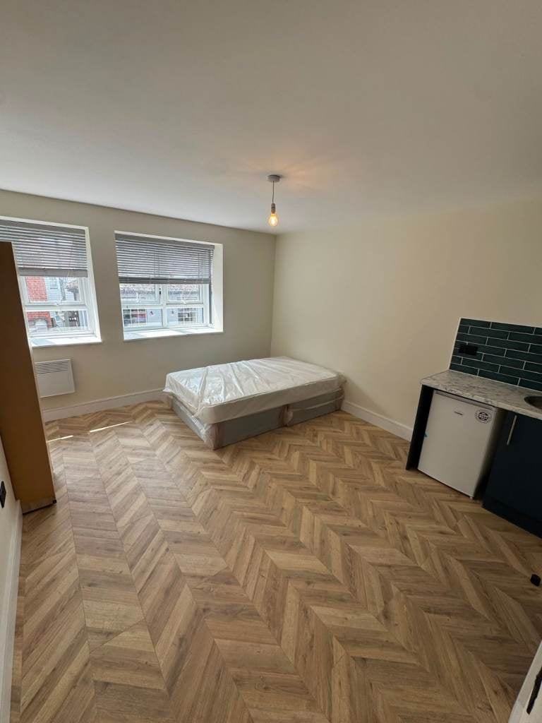 Flat Baker Street in Elmbridge