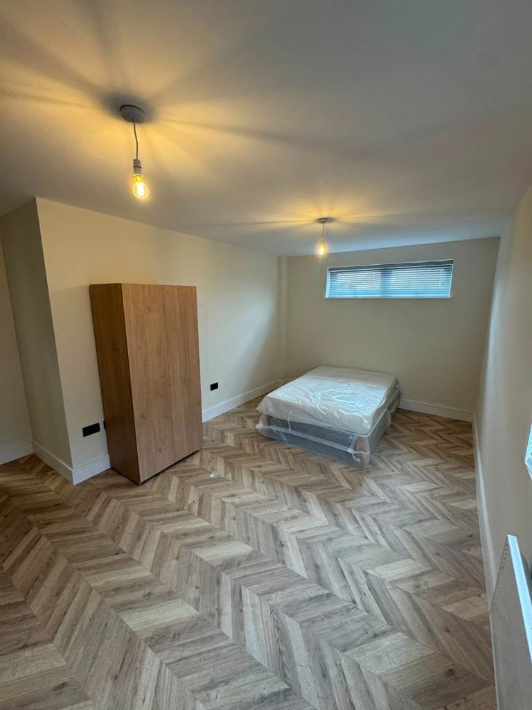 Flat Baker Street in Elmbridge
