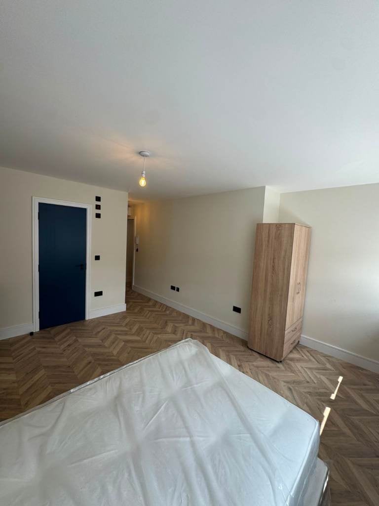 Flat Baker Street in Elmbridge