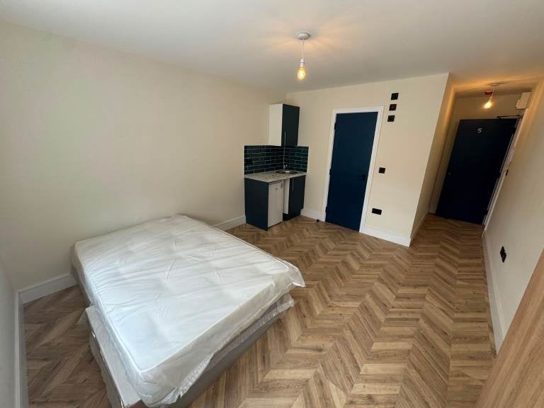 Flat Baker Street in Elmbridge