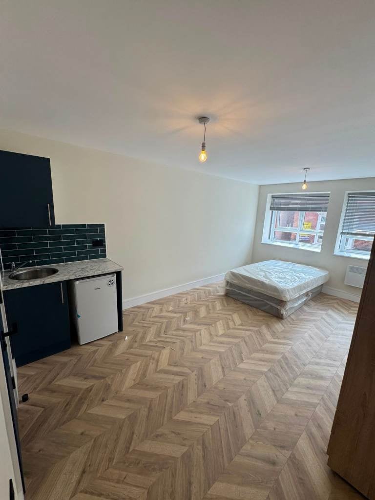 Flat Baker Street in Elmbridge