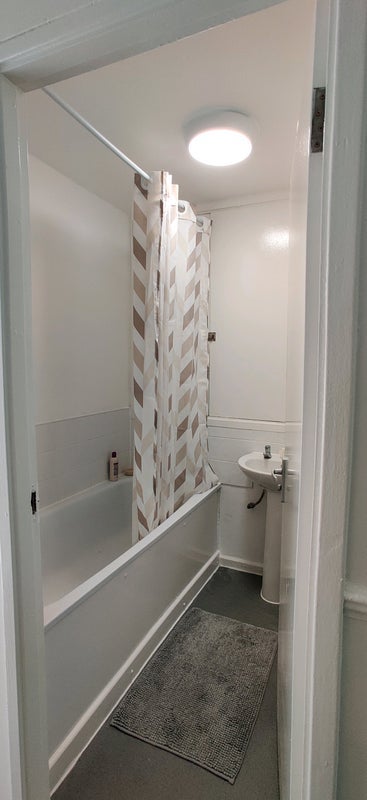Room Abbott Road in Greater London