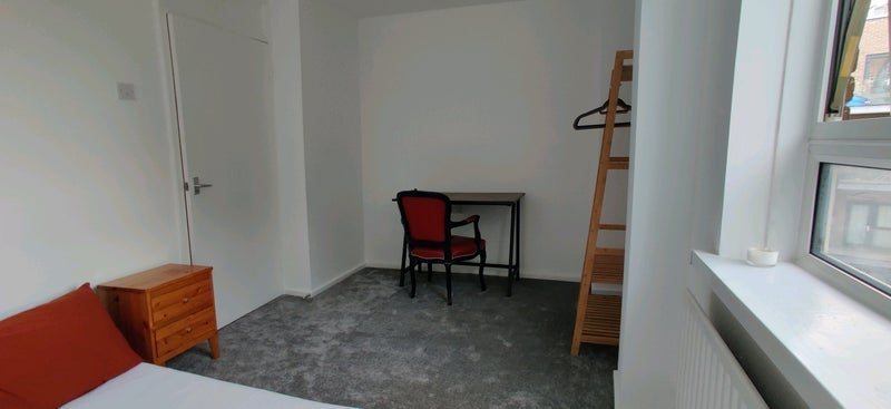 Room Abbott Road in Greater London
