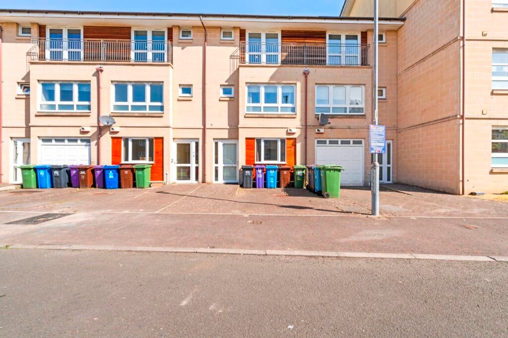 Flat Whitehill Court in Glasgow