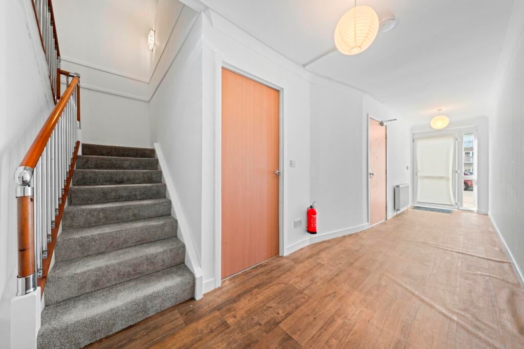 Flat Whitehill Court in Glasgow