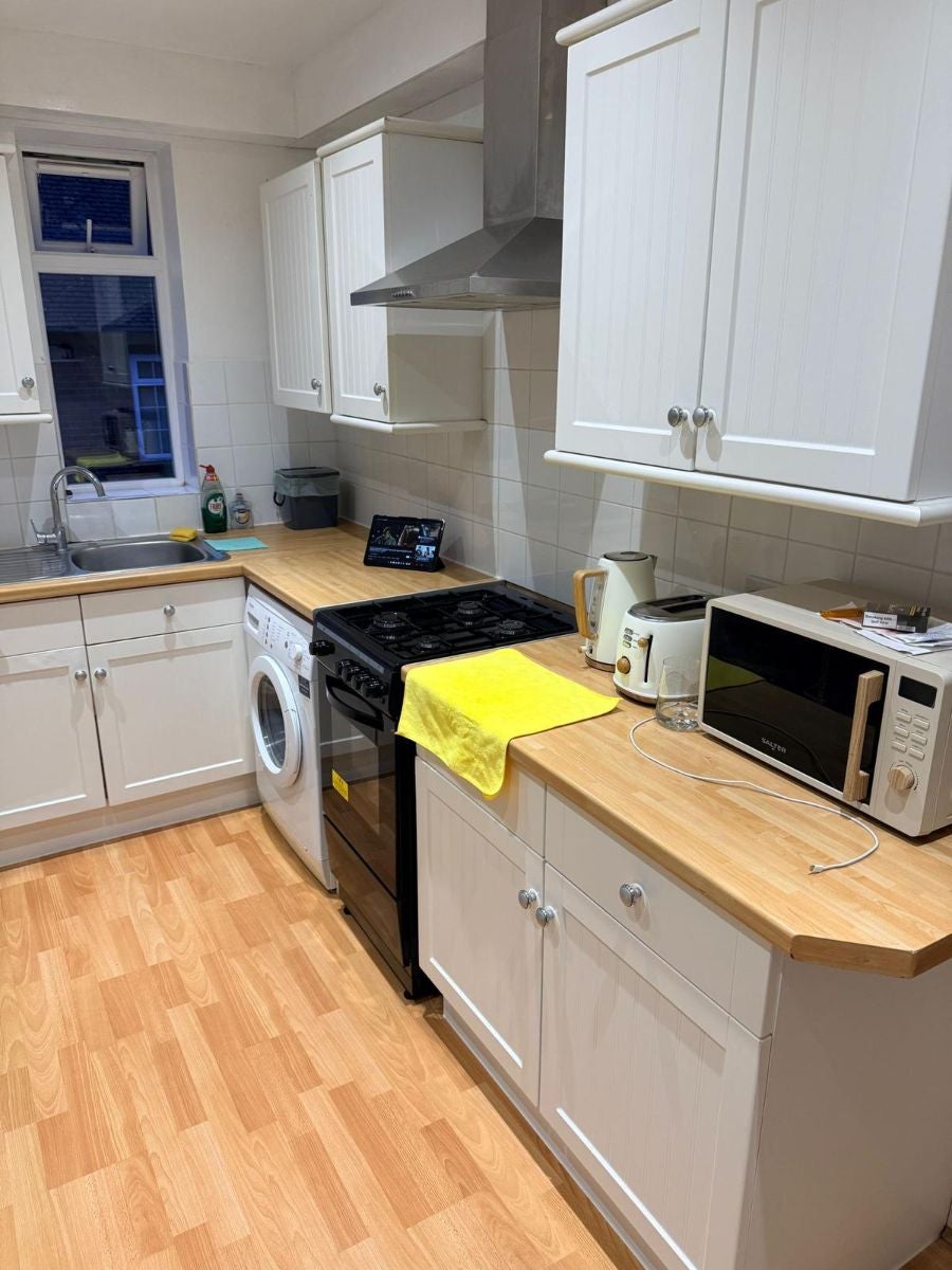 Room Tolcarne Drive in Greater London