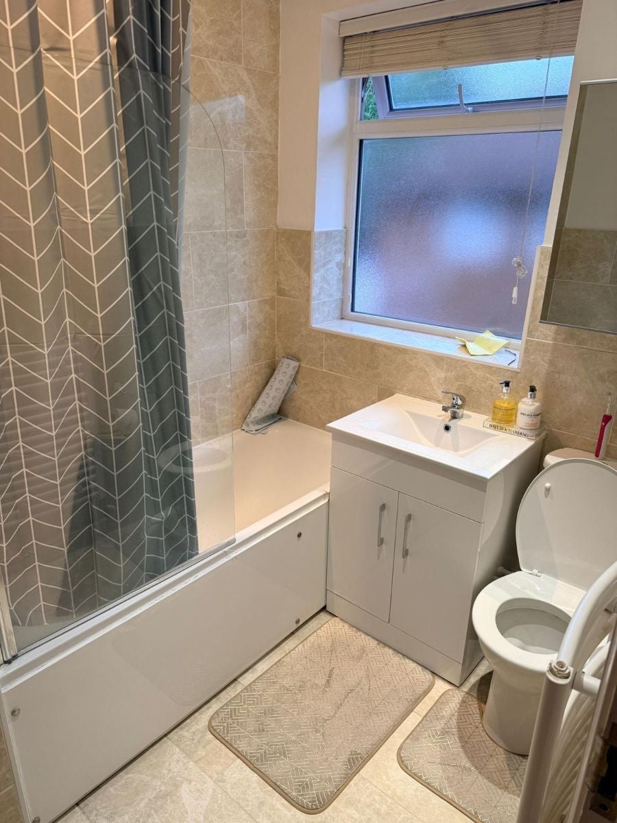 Room Tolcarne Drive in Greater London