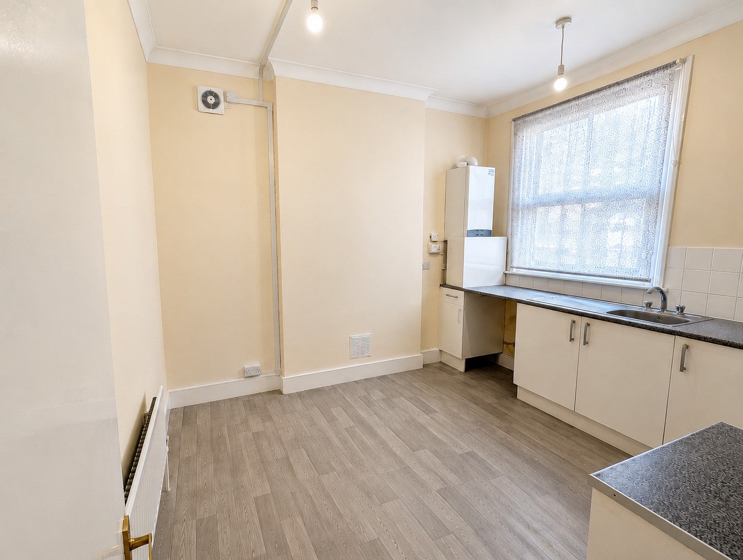 Flat Fernham Road in Greater London