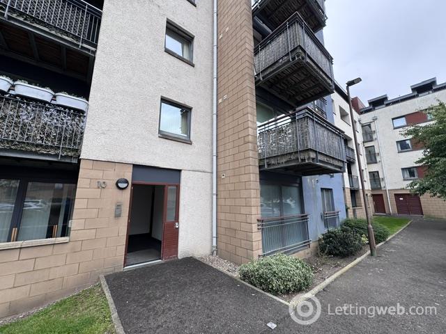 Flat East Pilton Farm Avenue in Edinburgh