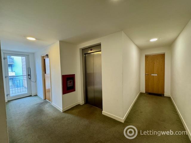 Flat East Pilton Farm Avenue in Edinburgh