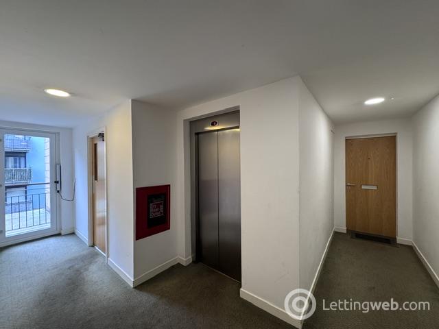 Flat East Pilton Farm Avenue in Edinburgh