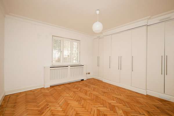 Flat Keswick Road in Greater London