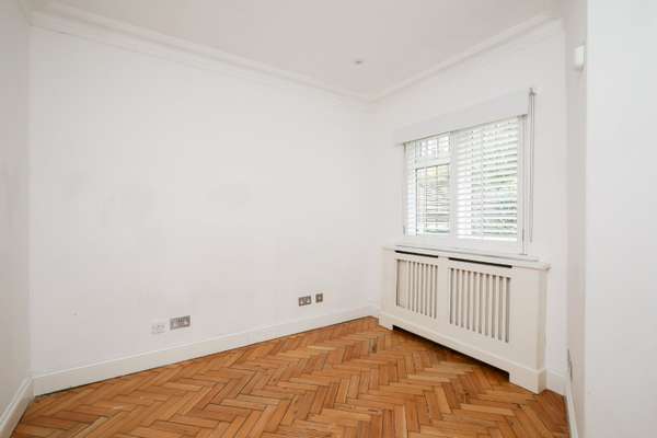 Flat Keswick Road in Greater London