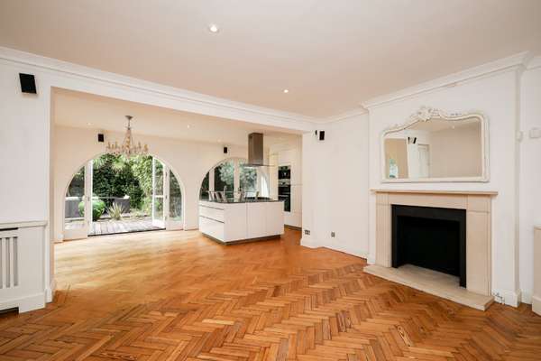 Flat Keswick Road in Greater London