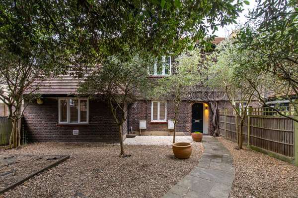 Flat Keswick Road in Greater London