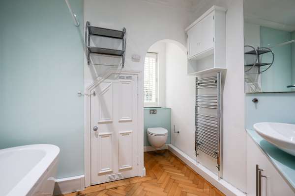 Flat Keswick Road in Greater London