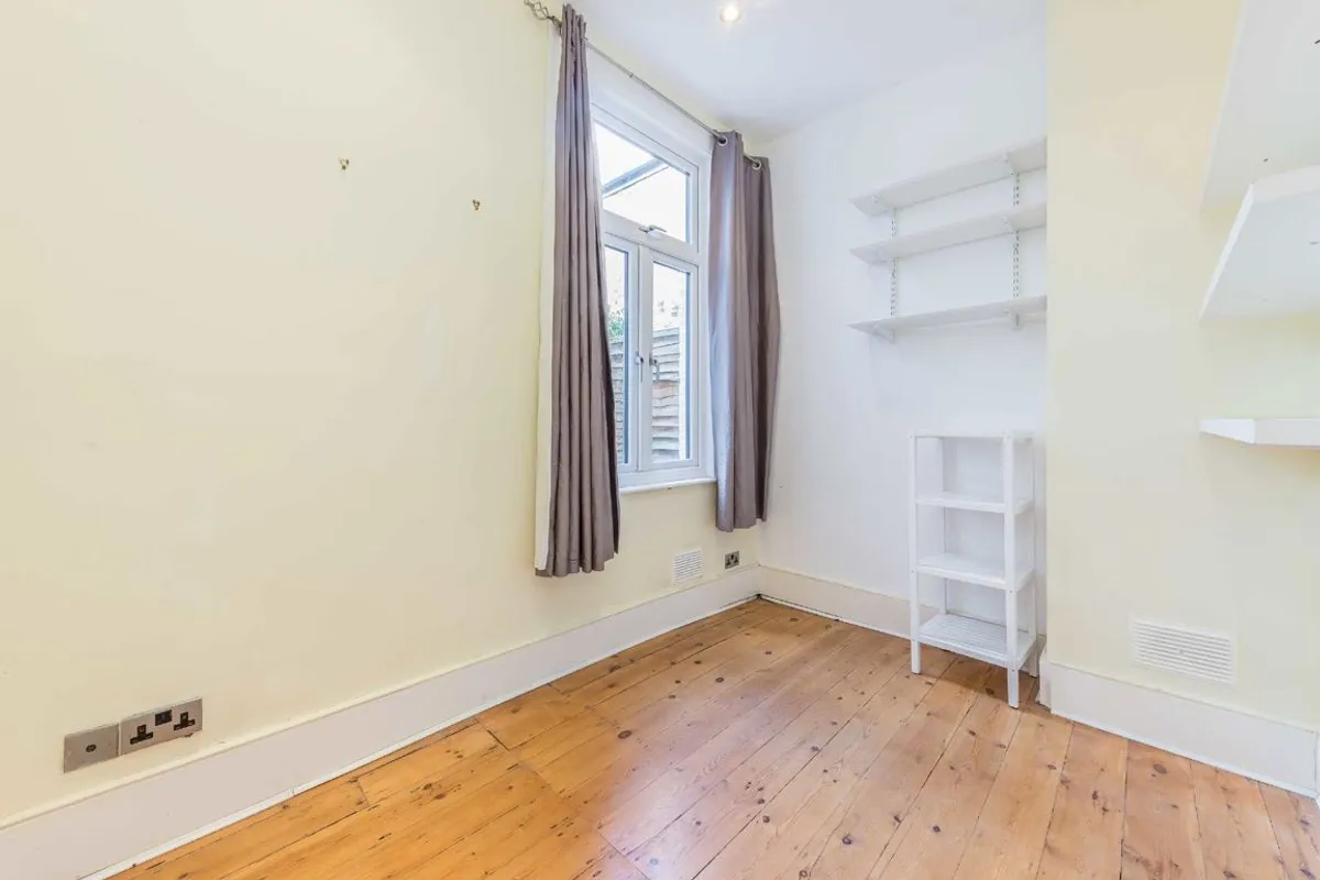 Flat Harbut Road in Greater London