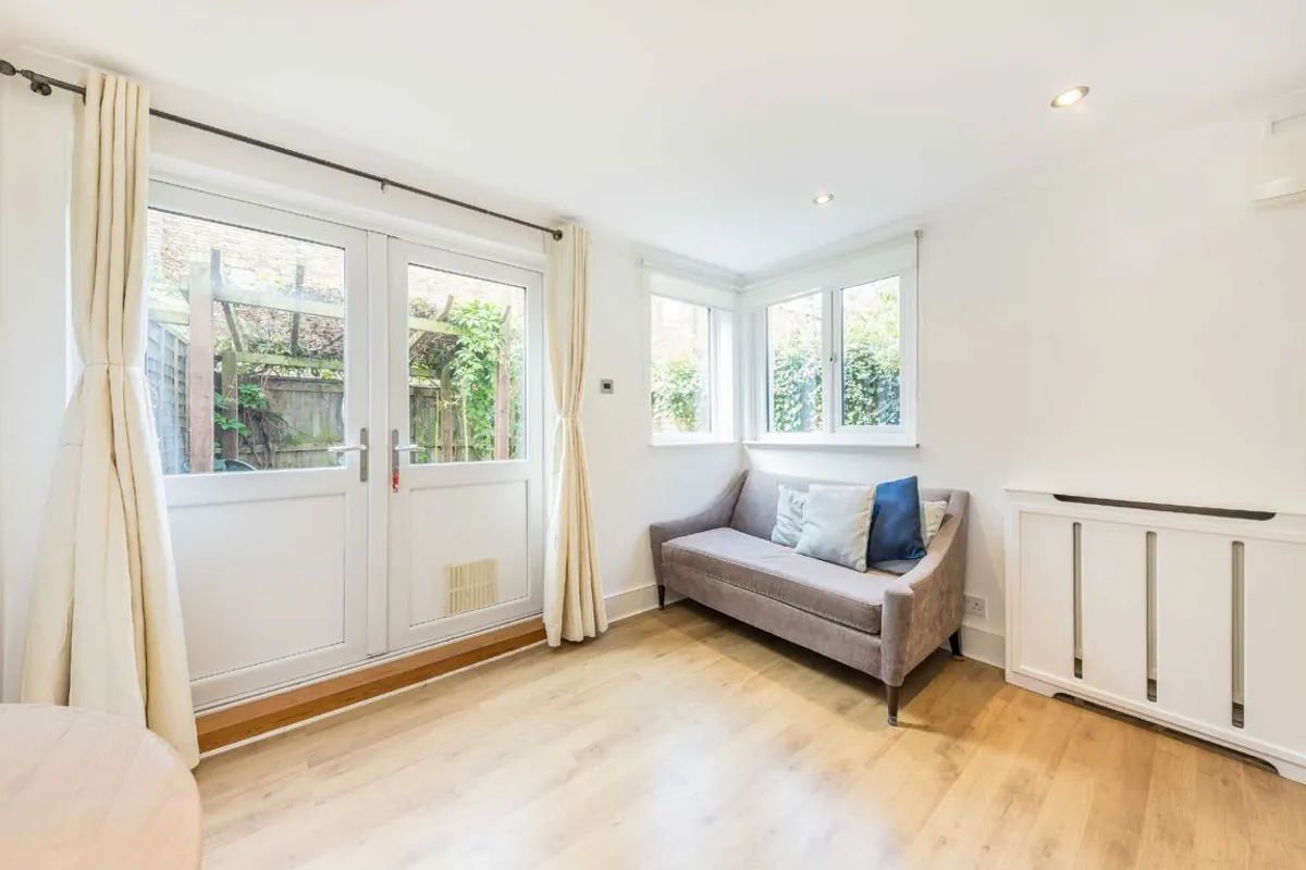 Flat Harbut Road in Greater London