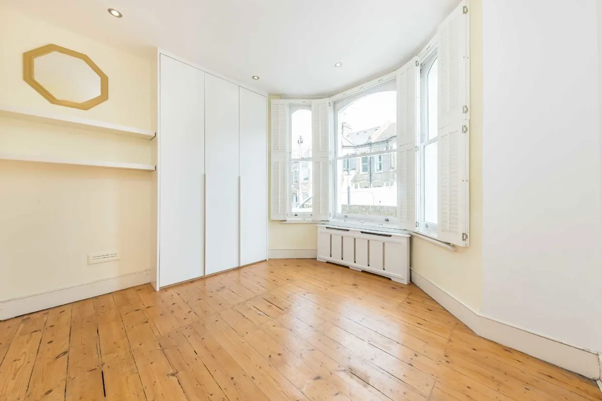 Flat Harbut Road in Greater London