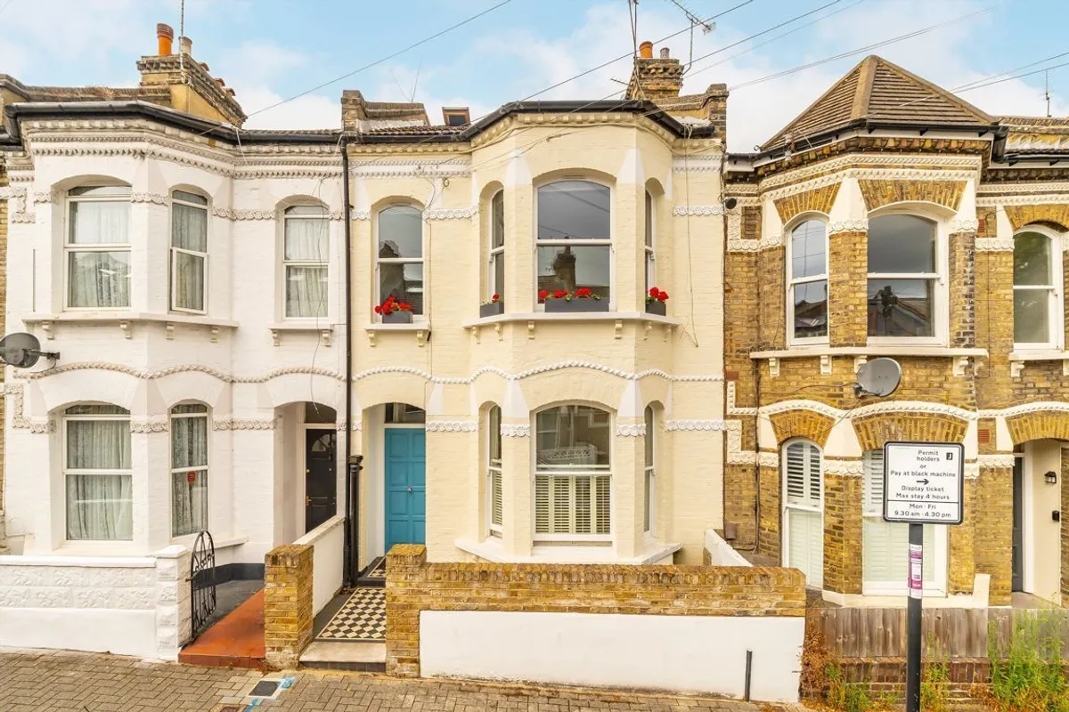 Flat Harbut Road in Greater London