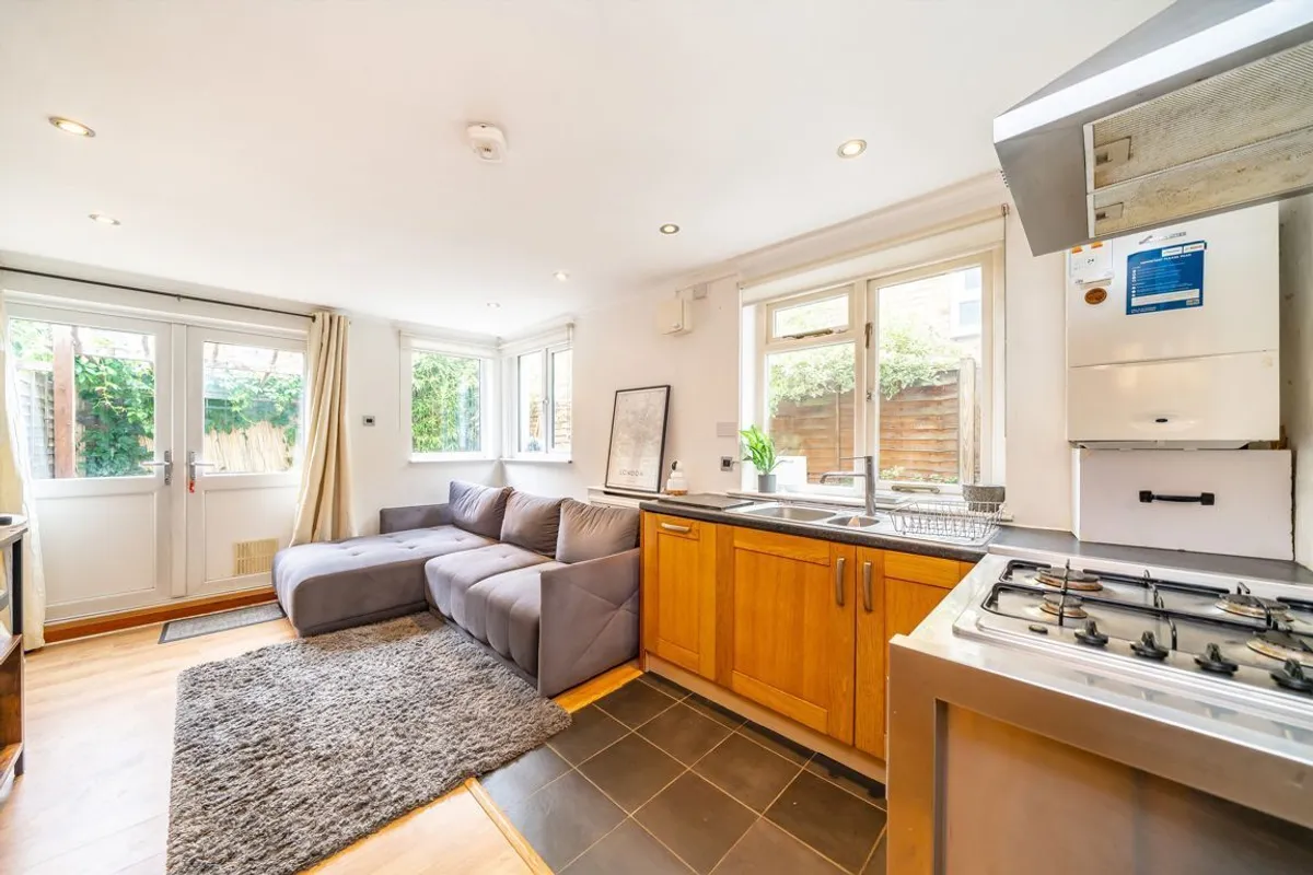 Flat Harbut Road in Greater London