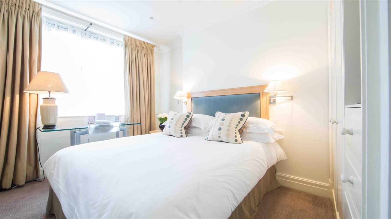 Flat Rysbrack Street in Greater London