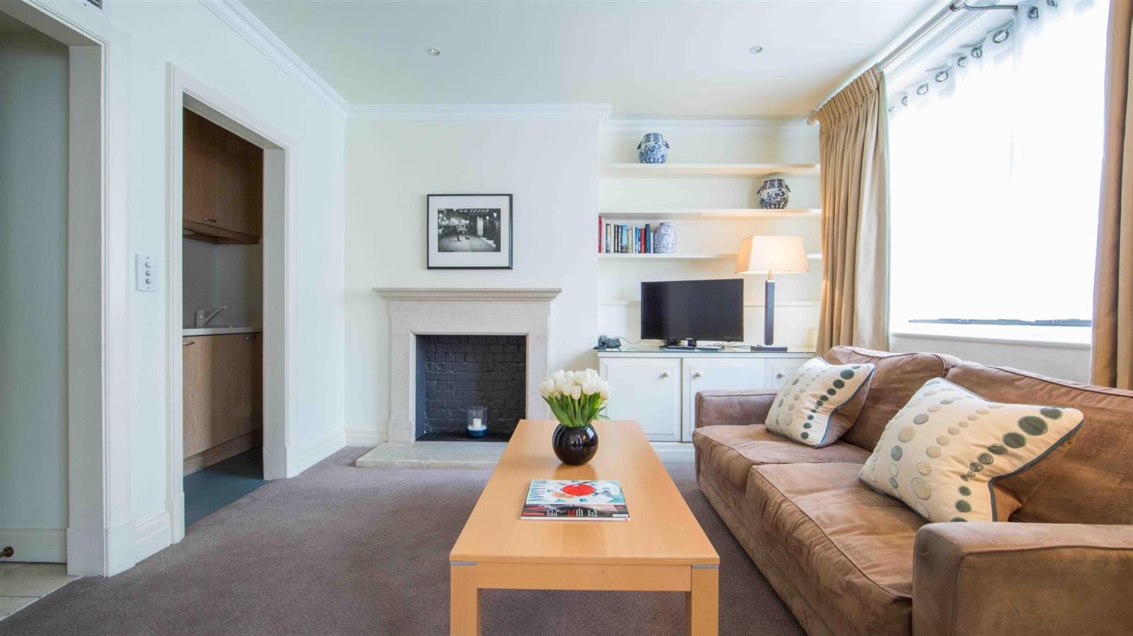 Flat Rysbrack Street in Greater London