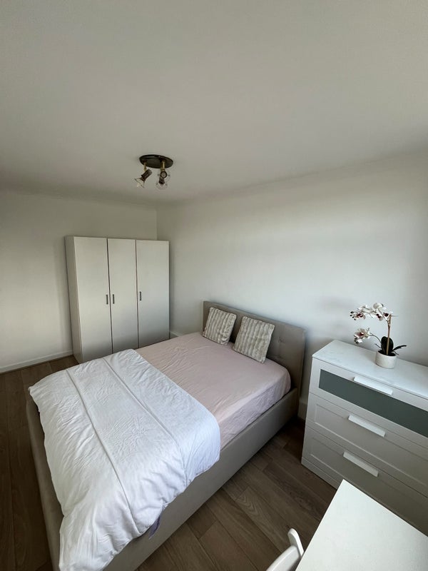 Room Woking Close in Greater London