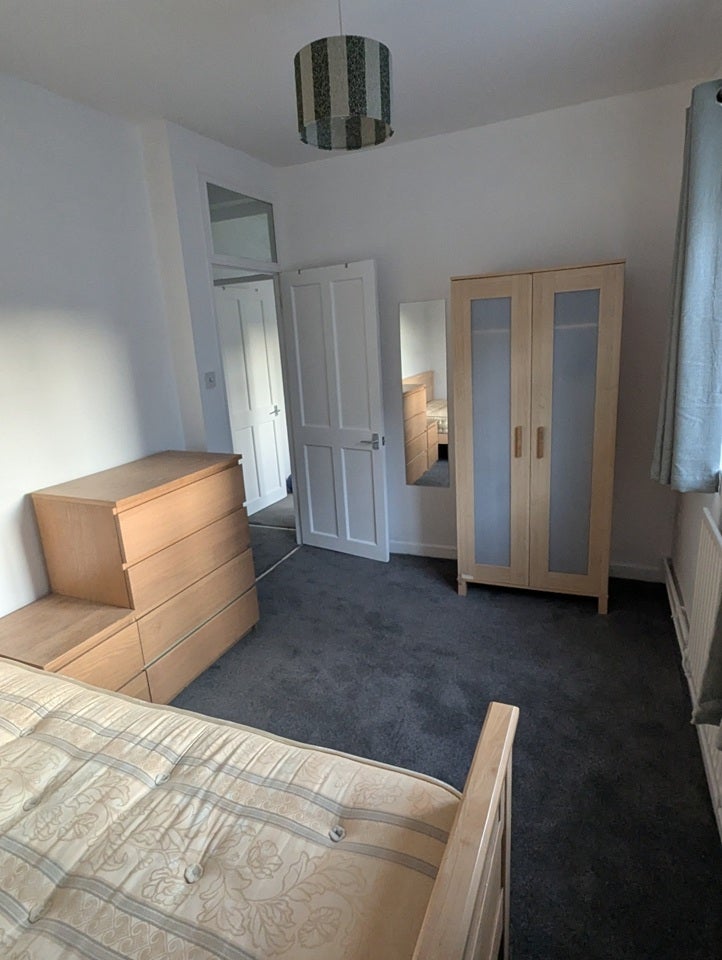 Flat Wyvil Road in Greater London