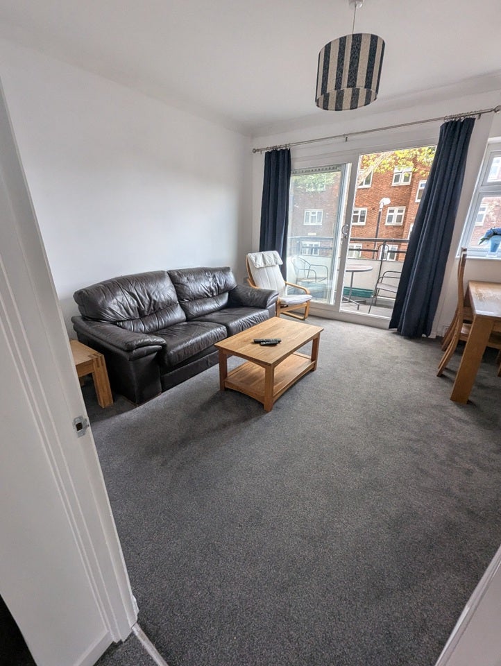 Flat Wyvil Road in Greater London