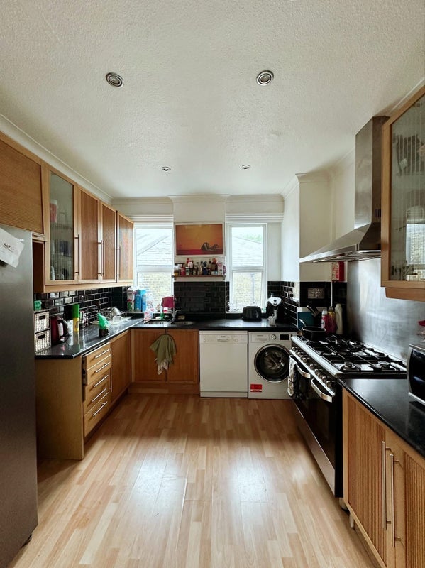 Room Beaumont Crescent in Greater London