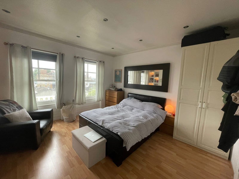Room Beaumont Crescent in Greater London