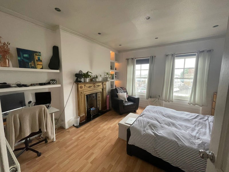 Room Beaumont Crescent in Greater London