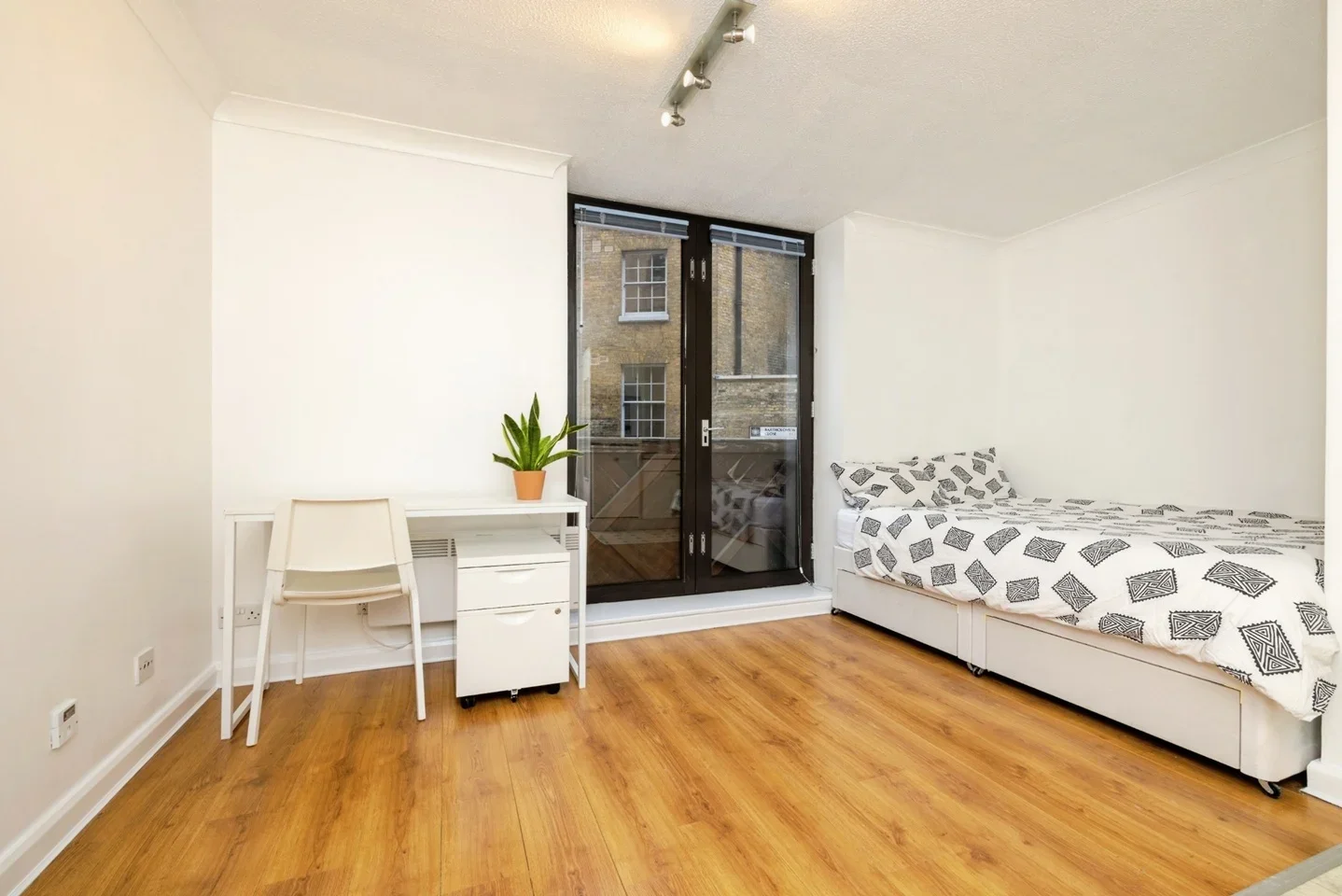 Flat Aldersgate Street in City of London