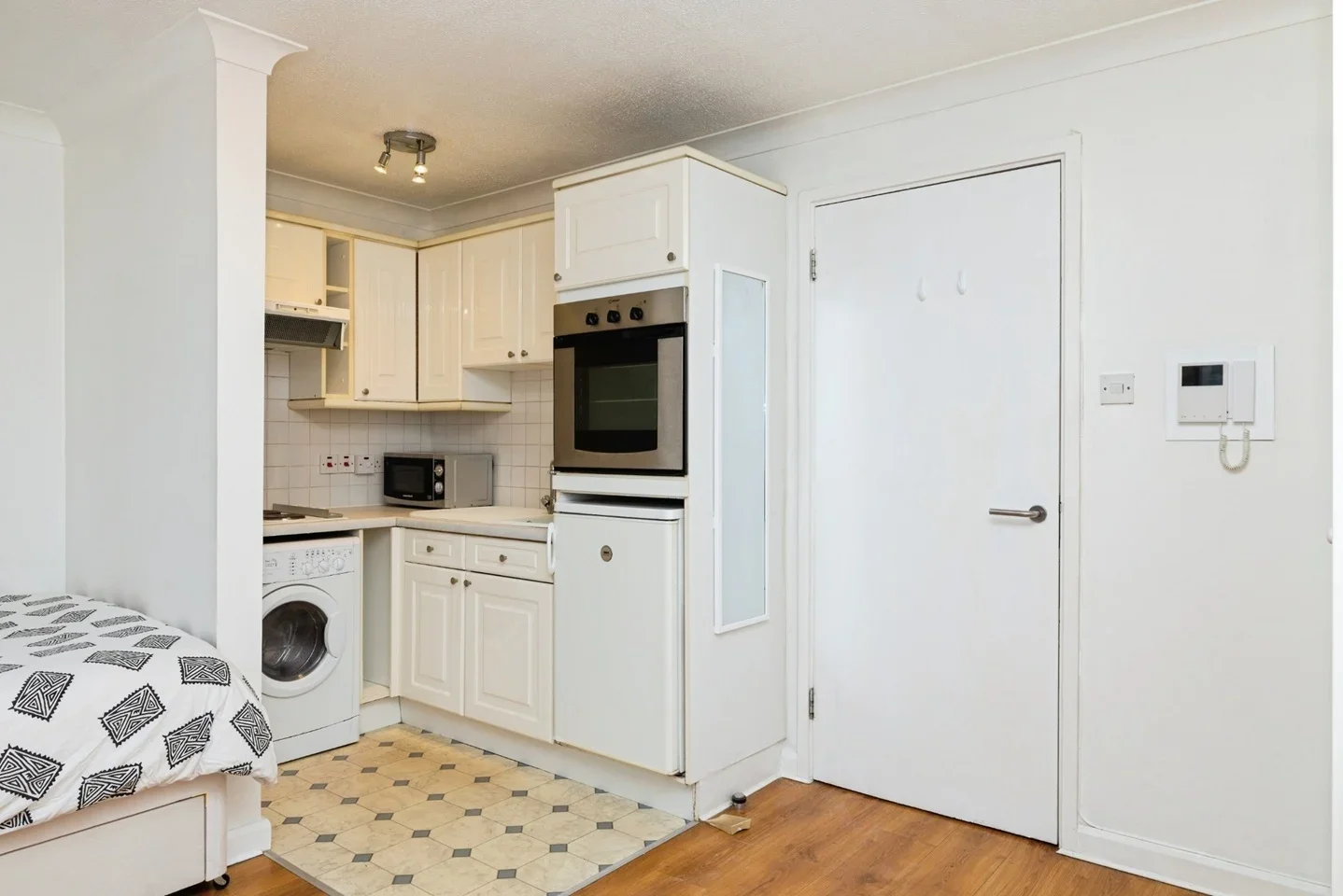Flat Aldersgate Street in City of London