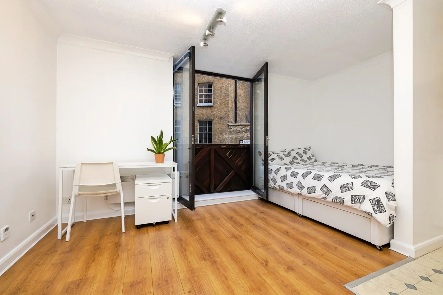 Flat Aldersgate Street in City of London