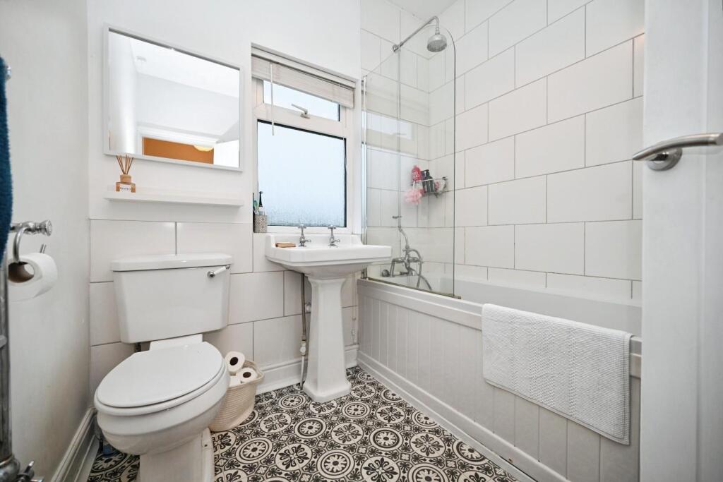 Flat Radbourne Road in Greater London